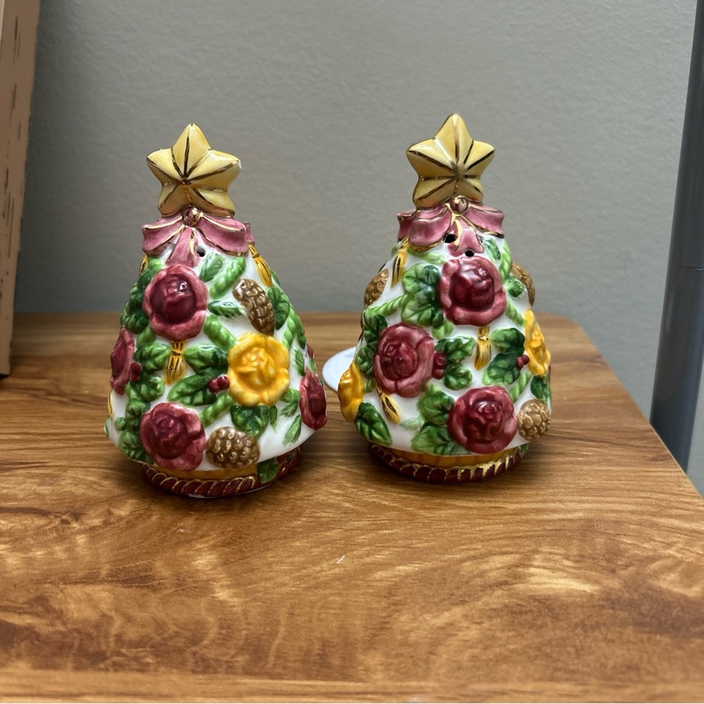 2002 RARE Royal Albert Old Country Roses Seasons of Colour Salt & Pepper Shakers